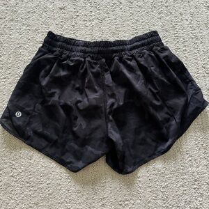 Lululemon Hotty Hot Shorts size 6 - 2.5”